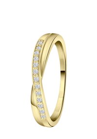 Goldring mit einem verdrehten Design, das eine Reihe kleiner Diamanten in einem Kanal auf einer Seite zeigt, glatte polierte Oberfläche.