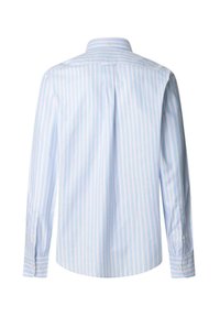 Camicia button-up azzurro chiaro con righe verticali rosa e bianche. Presenta un colletto standard e polsini con chiusure a bottone.