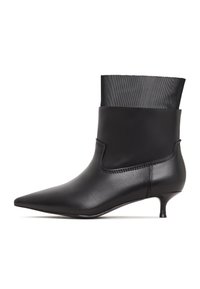 Stivaletto nero alla caviglia con punta affusolata, corpo in pelle liscia e polsino in rete; presenta un piccolo tacco kitten e dettagli di cucitura discreti.