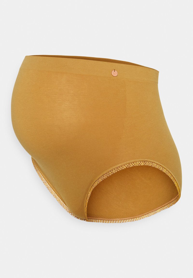 Mosterdgele high-waisted onderbroek met een gladde textuur, voorzien van een decoratieve kantafwerking rond de beenopeningen en een klein logo-label.