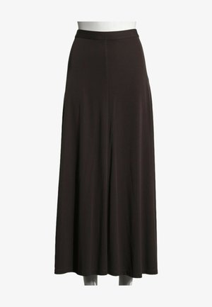 Jupe longue marron foncé avec une taille haute, une silhouette évasée et un tissu lisse sur un mannequin blanc.