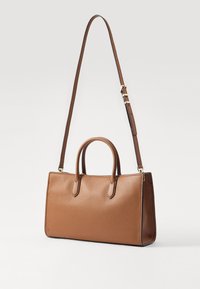Borsa a mano in pelle marrone con finitura testurizzata, dotata di due manici superiori, una tracolla removibile e minimi dettagli in oro.
