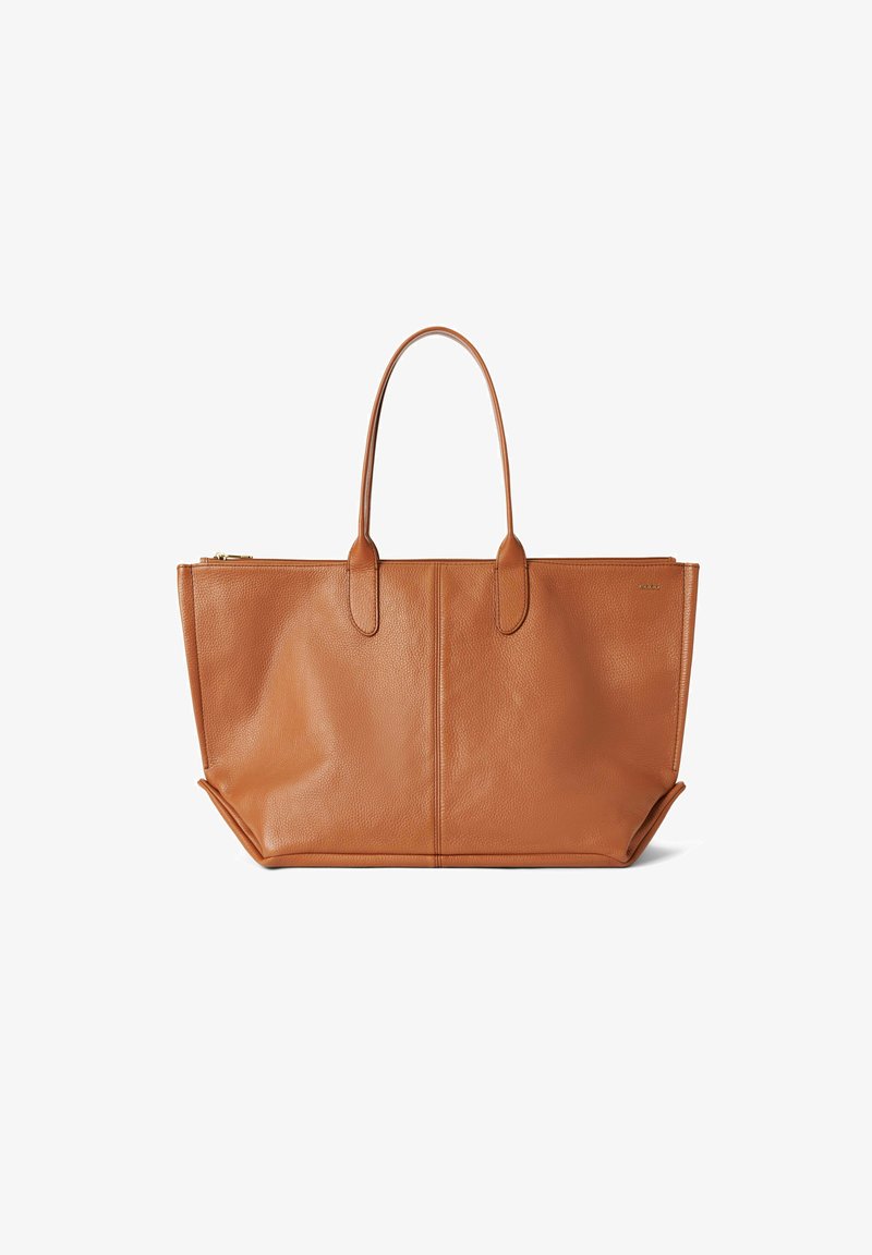 Sac fourre-tout en cuir tan avec un design structuré, deux poignées courtes et un fond non structuré ; possède une fermeture éclair et une surface texturée.