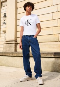 Calvin Klein Jeans - CORE MONOGRAM SLIM TEE - T-shirt print - bright white Miniatuurafbeelding 1