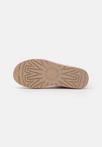 UGG CLASSIC MINI II - Botas de inverno - pink cloud
