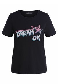 Camiseta de algodón negra de manga corta con la frase "DREAM ON" en texto estilizado y un diseño de estrella de acento rosa. Cuello redondo sencillo.