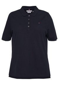 Polo à manches courtes bleu marine avec col, quatre boutons et petit logo rouge, blanc et bleu sur la poitrine gauche.