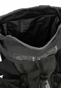 Schwarzer Rucksack mit weiter, offener Oberseite und grauem Innenfutter. Verfügt über verstellbare Träger und gedruckte Etiketten im Inneren. Hergestellt aus strapazierfähigem Material.