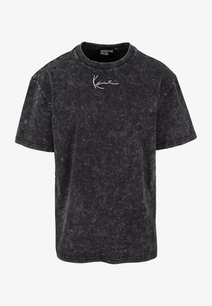 Camiseta negra de manga corta con lavado ácido, con logo en letra bordada en blanco centrado debajo del cuello redondo.