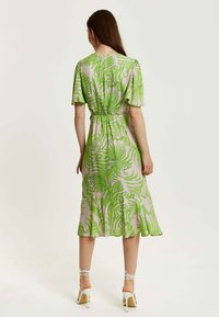 Liquorish TROPICAL PRINT MIDI WRAP  - Day dress - green