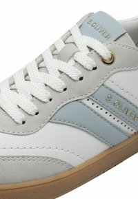 Sneaker bianco e grigio chiaro con pelle texture, dettagli blu, lacci bianchi e accessori dorati, con il nome del marchio S. Oliver.