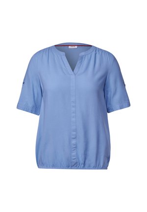 Blusa de manga corta azul claro con escote en V y parte inferior fruncida. Tela suave con detalles de costura mínimos y un corte relajado.