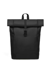 Sac à dos noir à rabat avec une finition mate, doté d'une fermeture à boucle robuste, d'une poche latérale et d'un logo de marque en relief en bas.