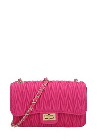 Borsa a tracolla rosa trapuntata con catena dorata, forma rettangolare e chiusura sicura. Presenta una superficie testurizzata con motivi a diamante in rilievo.