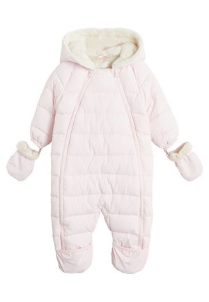Baby Schneeanzug aus hellrosa, gestepptem Stoff, mit einem weichen Kunstfellfutter, abnehmbaren Fäustlingen und einer Kapuze mit Zugbandakzenten.