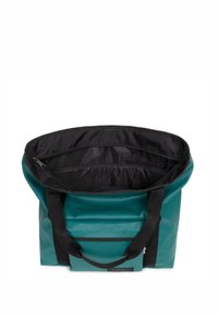 Borsa a tracolla impermeabile color teal con manici neri. Presenta una parte superiore aperta, una tasca interna con zip e un esterno lisciato con una finitura lucida.