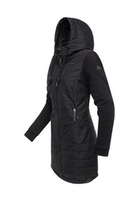 Juoda izoliuota striukė su siūtais priekyje, vientisomis rankovėmis, reguliuojama gaubtu, užtrauktukais užsegamomis šoninėmis kišenėmis ir lenktu apačios kraštu.