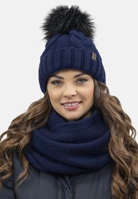 Mariene gebreide beanie met een nepbont pompon en een bijpassende chunky gebreide infinity-sjaal, met een geweven patroon en een logo-accent.