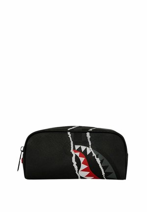 Estuche rectangular negro con cremallera con un diseño de desgarrón que revela dientes de tiburón rojos, blancos y grises en el lado delantero.