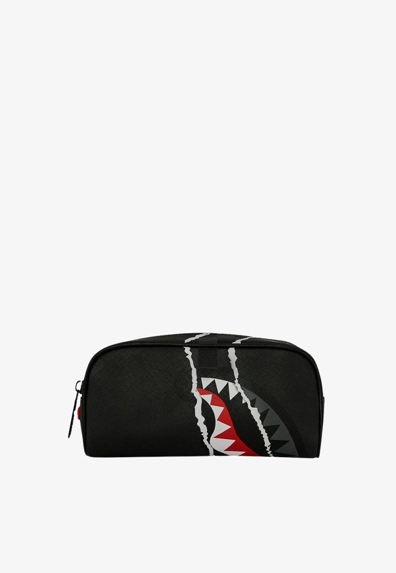 Estuche rectangular negro con cremallera con un diseño de desgarrón que revela dientes de tiburón rojos, blancos y grises en el lado delantero.