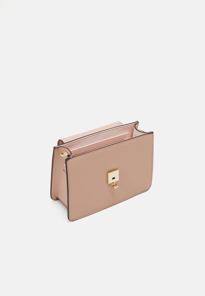 Kompakte rechteckige Tasche aus weichem pinken Material, mit einem goldenen quadratischen Verschluss und schwarzen Kanten. Glatte Textur mit Innentaschen.