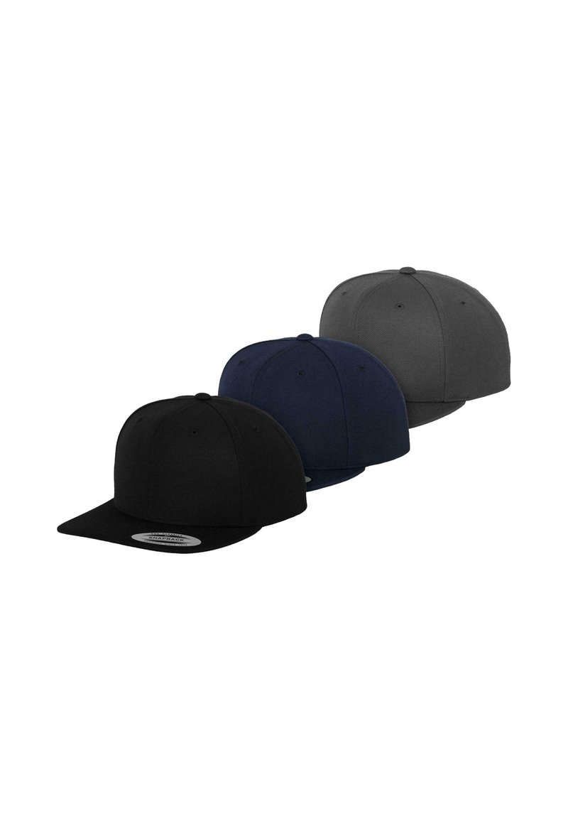 Tre baseball caps i sort, marinblå og grå. Fremstillet af stof, med flade skygger, runde kroneformer og et broderet logo-patch på skyggen.