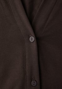 Brauner, gerippter Cardigan mit V-Ausschnitt und zwei dunklen Knöpfen an der Knopfleiste, mit glatter Textur und lässiger Passform.