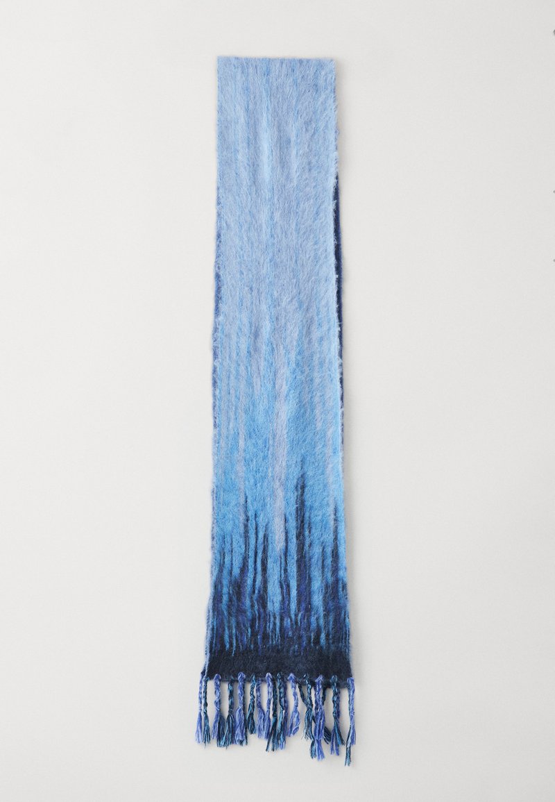 Langer Schal aus weichem, strukturiertem Material, mit einem Farbverlauf von hellem Blau zu dunklem Blau, und Fransen an den Enden.
