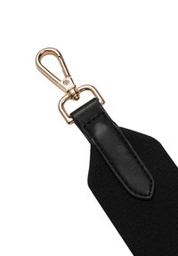 Černý pásek se zlatou kovovou sponou, který má strukturovaný povrch a hladké kožené akcenty. Praktický a odolný design pro doplňky.