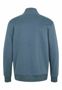 Kék pulóver magas gallérral, bordázott mandzsettákkal és aljúval. Puha, texturált anyagból készült, egyszerű dizájnnal és látható minták nélkül.