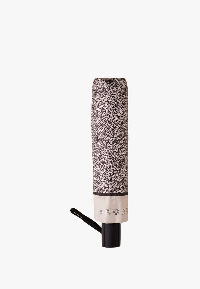 Ombrello a motivo bianco e nero con copertura in tessuto cilindrica, manico nero e una fascia beige con testo vicino alla base.