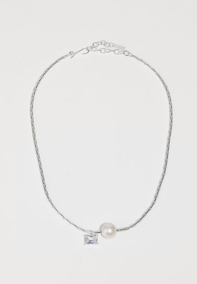 Colier din argint cu un cristal transparent rectangular și un accent de perlă albă, având un design cu verigi împletite și sistem de închidere tip clemă.