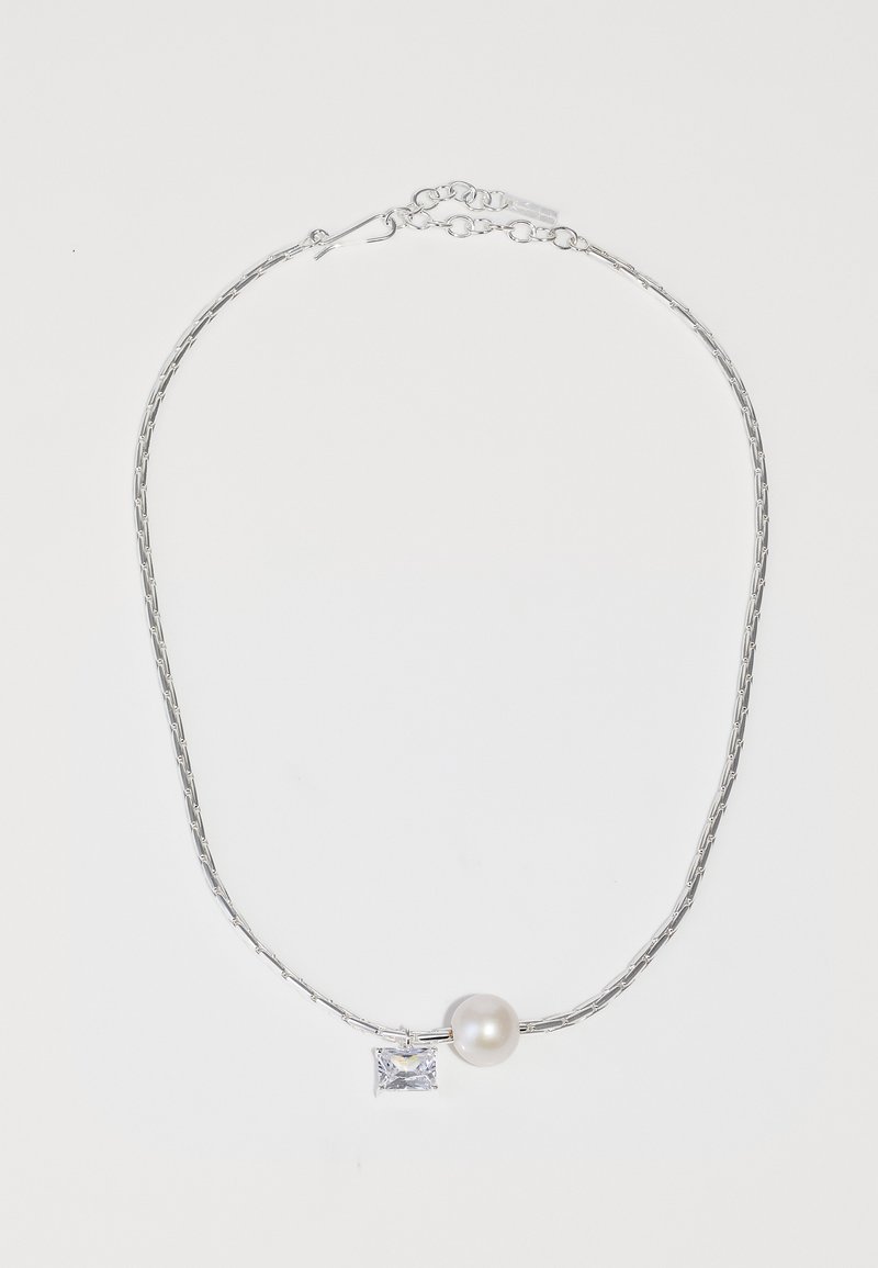 Ασημένια αλυσίδα κολιέ με ορθογώνιο διαυγή πέτρα και λευκό μαργαριτάρι, με σχέδιο σπειροειδούς σύνδεσης και κούμπωμα.