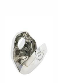 Sculpturaal metalen kom met een glanzend, reflecterend oppervlak. Gebogen, organische vorm met een prominente opening en gladde randen. Gepolijste zilveren afwerking.