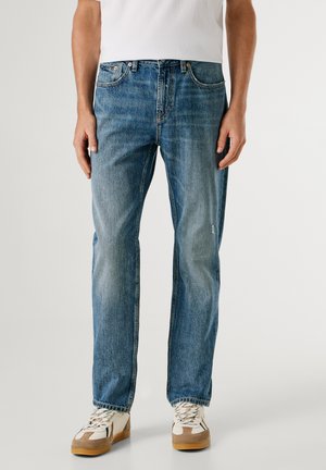 Hellblaue Denim-Jeans mit geradem Bein, sichtbaren Nähten und dezenten Ausbleichungen. Verfügt über Fronttaschen und einen Knopfverschluss.