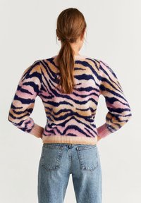 Suéter de suave tejido de punto, con un patrón de rayas de tigre en rosa, beige y azul marino, con un dobladillo acanalado y mangas ligeramente abullonadas.