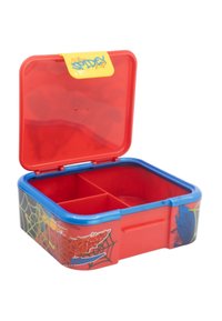 Rode plastic lunchbox met een blauwe deksel, voorzien van Spiderman-afbeeldingen en spinnenwebpatronen. Bevat twee interne compartimenten.