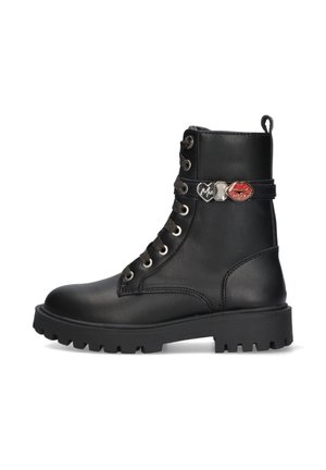 Bottes noires en cuir jusqu'à la cheville avec un bout rond, des accents en métal, et des lacets texturés. Semelle en caoutchouc épaisse pour une meilleure adhérence et durabilité.