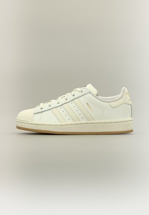 adidas Performance, SUPERSTAR MESSI KIDS UNISEX - Botines de fútbol sala - ivory/gold-coloured metallic