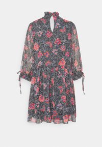 Czarna przezroczysta sukienka z czerwonym i niebieskim kwiatowym wzorem, falbanowym wysokim dekoltem, wycięciem na plecach oraz wiązaniami na balonowych rękawach.