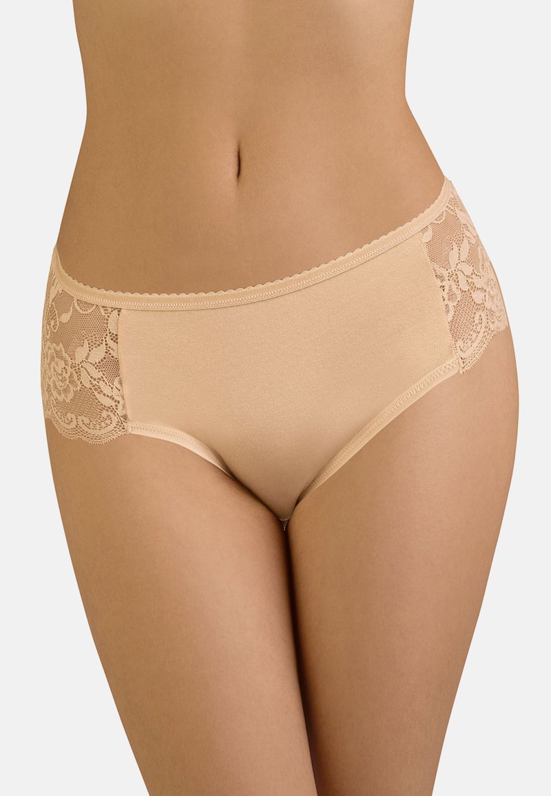 Beige ondergoed met een gladde stof en bloemenkantaccenten aan de zijkanten, met een geschulpte rand langs de tailleband.