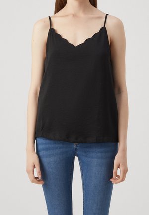Top nero senza maniche con scollatura a ondine, realizzato in tessuto morbido. Indossato con jeans in denim blu, caratterizzati da una vestibilità regolare.