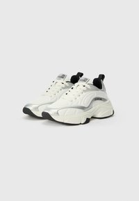 Sapatilhas brancas e prateadas com um design robusto, textura suave, toques de preto e uma etiqueta com "LOVE MOSCHINO" na língua.