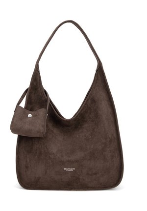 Ampia borsa a tracolla in camoscio marrone con una piccola tasca laterale e il logo "DIANA&CO FIRENZE" al centro della parte frontale.