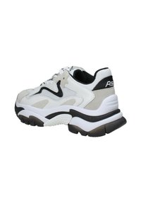 Scarpa sportiva bianca e grigia con materiali testurizzati, accenti neri, una suola intermedia spessa e pannelli in rete. Presenta un logo del marchio ben visibile.