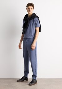 HUGO DAYOTE - Pantalones deportivos - open blue