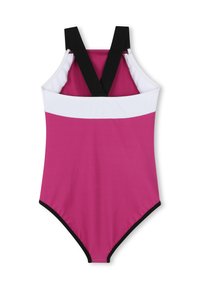 Maillot de bain une pièce avec un corps rose, une bande horizontale blanche, des bretelles noires et une coupe haute sur les jambes. Texture lisse sur l'ensemble.