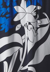 Tecido floral com flores azuis e brancas sobre um fundo azul marinho escuro, com textura suave e padrões abstratos arrojados.