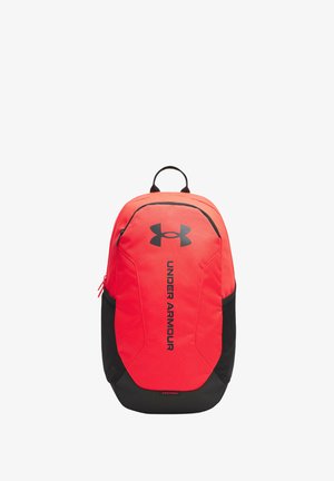 Mochila de Under Armour en rojo y negro con un diseño elegante, que presenta un logo prominente, compartimentos con cremallera y un tejido duradero.