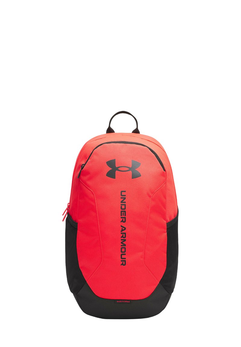 Mochila de Under Armour en rojo y negro con un diseño elegante, que presenta un logo prominente, compartimentos con cremallera y un tejido duradero.